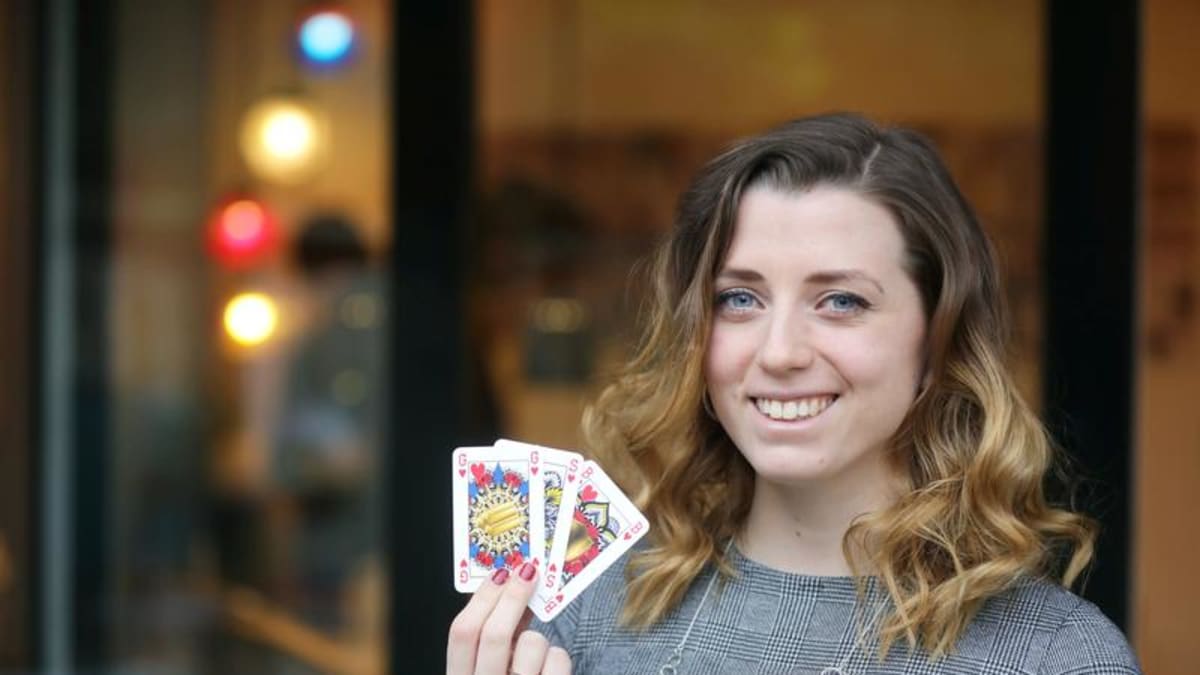 Dánská karetní fanynka Indy Mellinková se svým originálním genderově vyváženým balíčkem karet. 