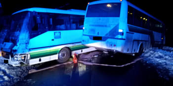 Na namrzlé silnici na Sokolovsku se srazily dva autobusy. Zranil se řidič