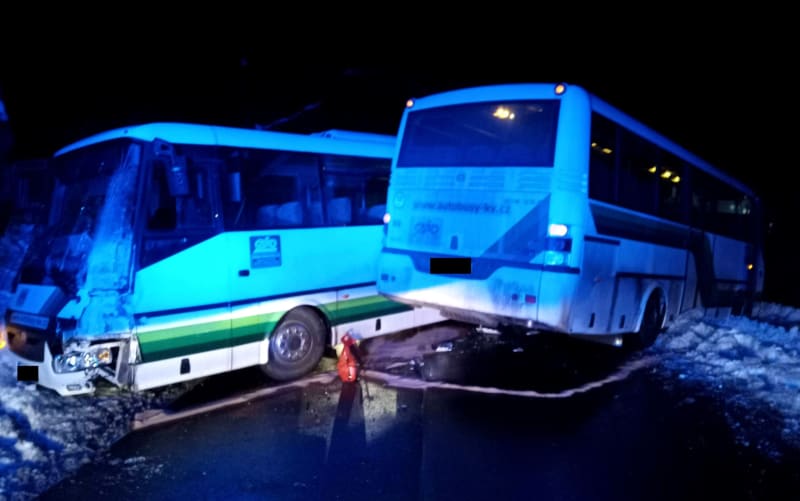 V Rotavě se srazily dva autobusy