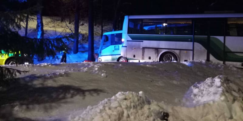 V Rotavě se srazily dva autobusy 