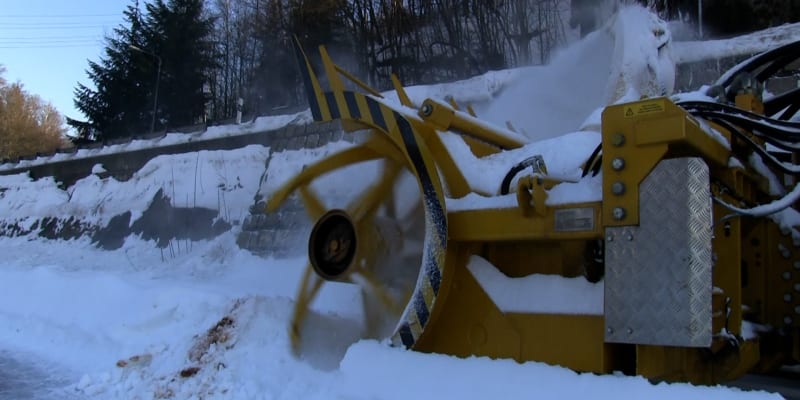 Na horách sníh komplikuje dopravu.