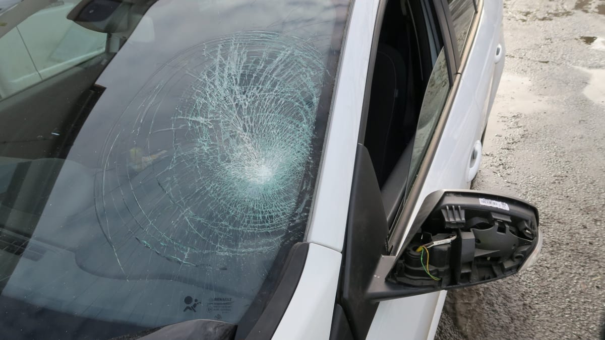 Opilý popelář skočil řidičce na auto, rozbil jí přední sklo.