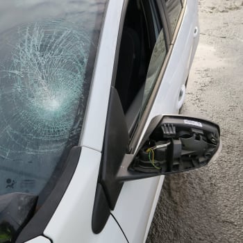 Opilý popelář skočil řidičce na auto, rozbil jí přední sklo.