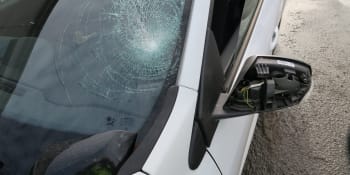 Opilý popelář skočil řidičce na auto, rozbil jí přední sklo. Naměřili mu 3,2 promile