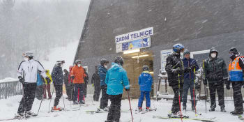Sledujte ZÁZNAM Hlavních zpráv: Lavina v Krkonoších. Co dělat, když vás smete sníh?
