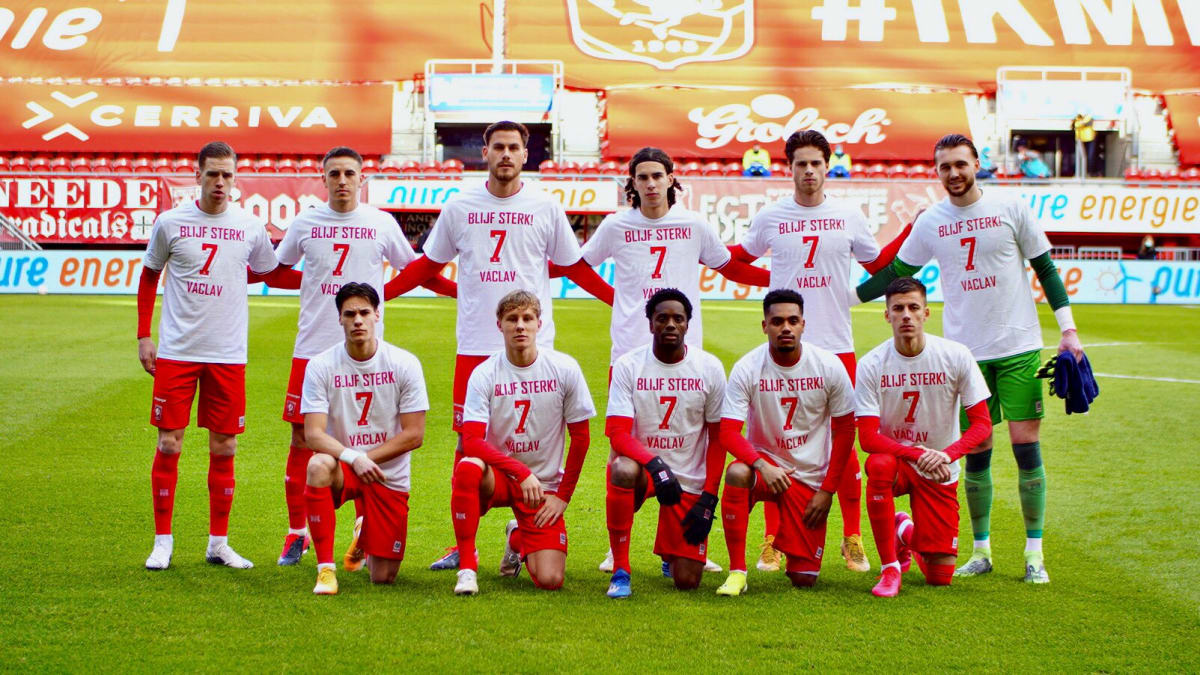 Spoluhráči z nizozemského Twente poslali českému reprezentantovi Černému dojemný vzkaz. Před zápasem měli na tričku nápis: „Zůstaň silný, Václave!“