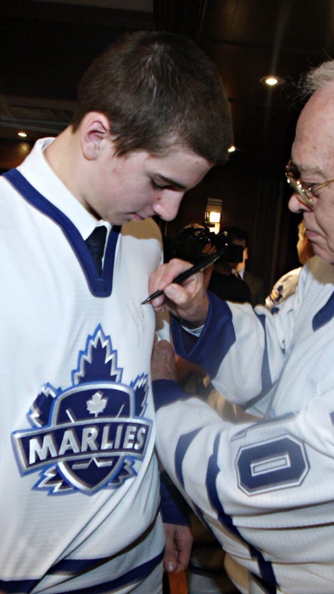 Legendární George Armstrong (vpravo) se podepisuje čtrnáctiletému Johnu Tavaresovi, z něhož vyrostla současná hvězda Toronta.