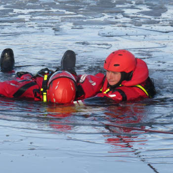 Hasiči při výcviku záchrany osoby, která se propadne do ledu.