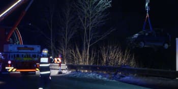 Řidička vyletěla s autem ze silnice přímo do náhonu vodní elektrárny na Semilsku