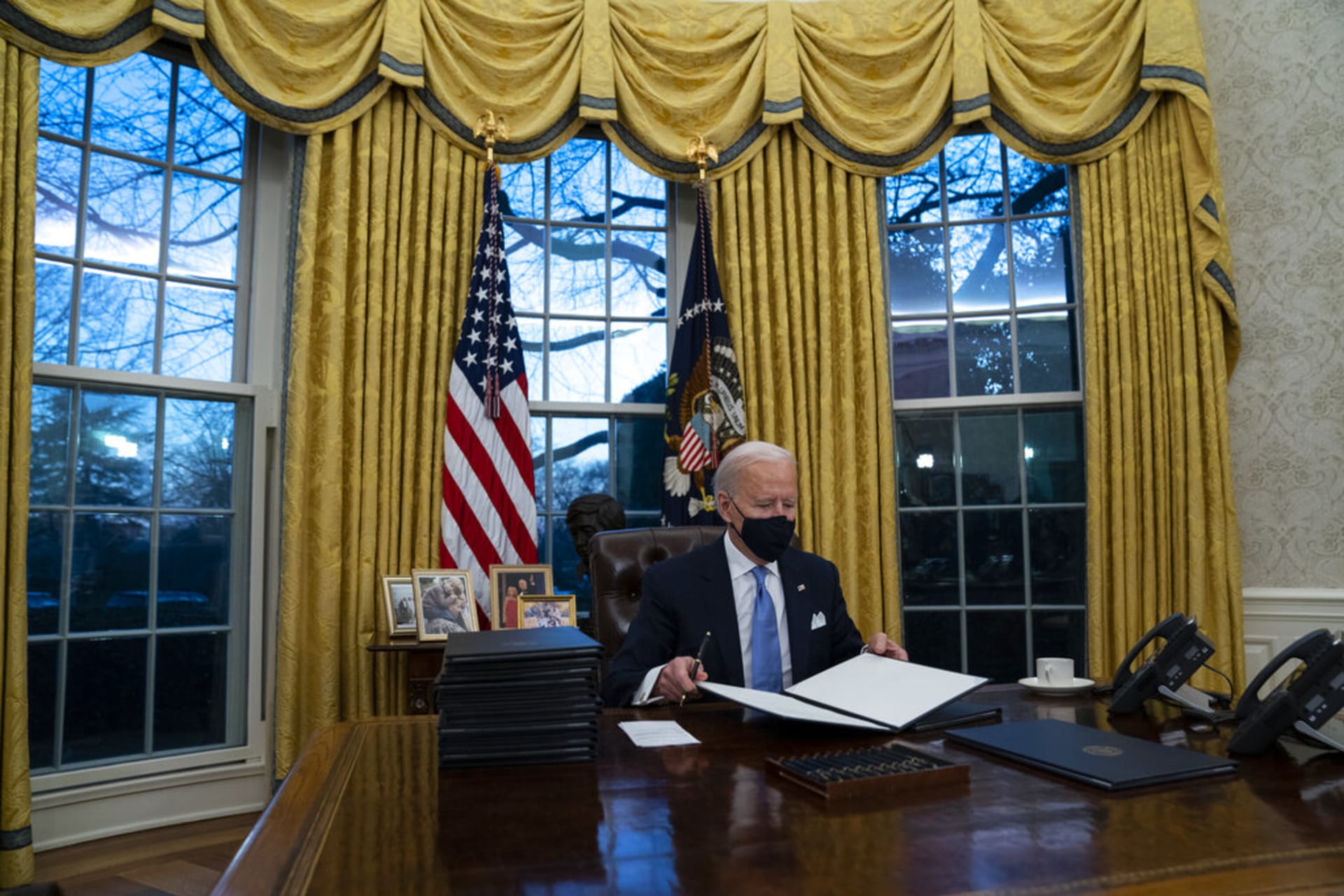 Joe Biden v Bílém domě podepisuje některé z nových nařízení.