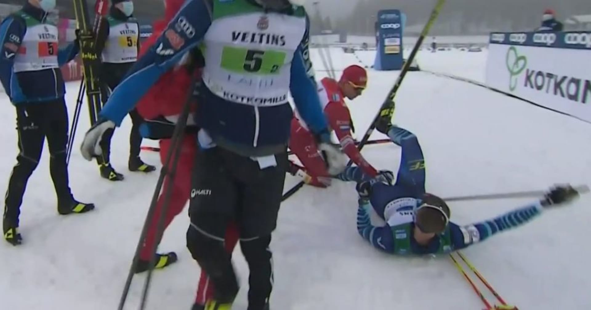 Joni Mäki se ocitl v cíli na zemi poté, co do něj ostře najel frustrovaný Alexandr Bolšunov (druhý zprava).