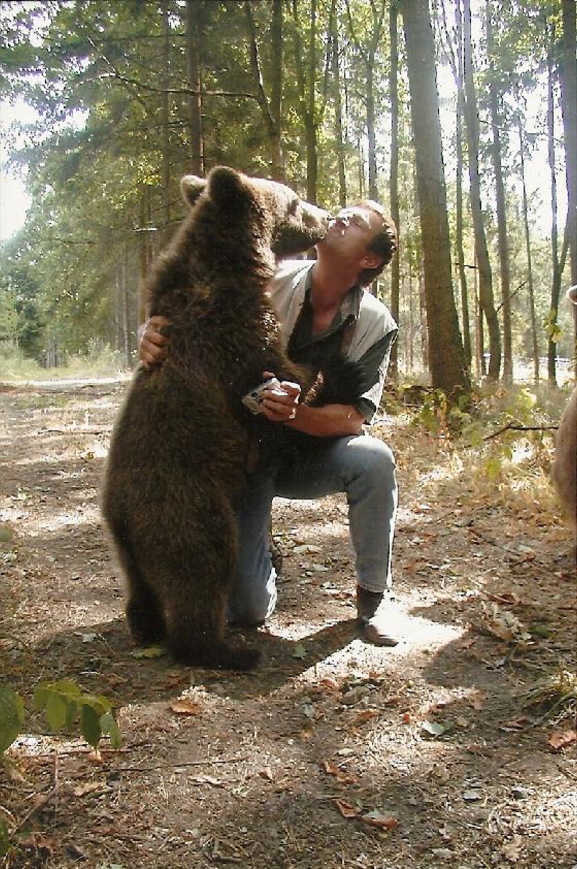 Takhle se objímal s medvědem z večerníčků Václava Chaloupky.