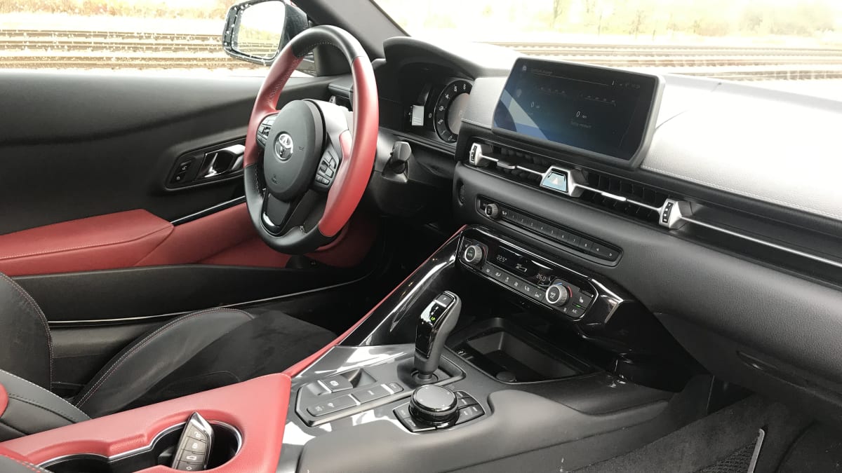 Interiér Supry BMW nezapře. Červené dekory patří do limitované edice.