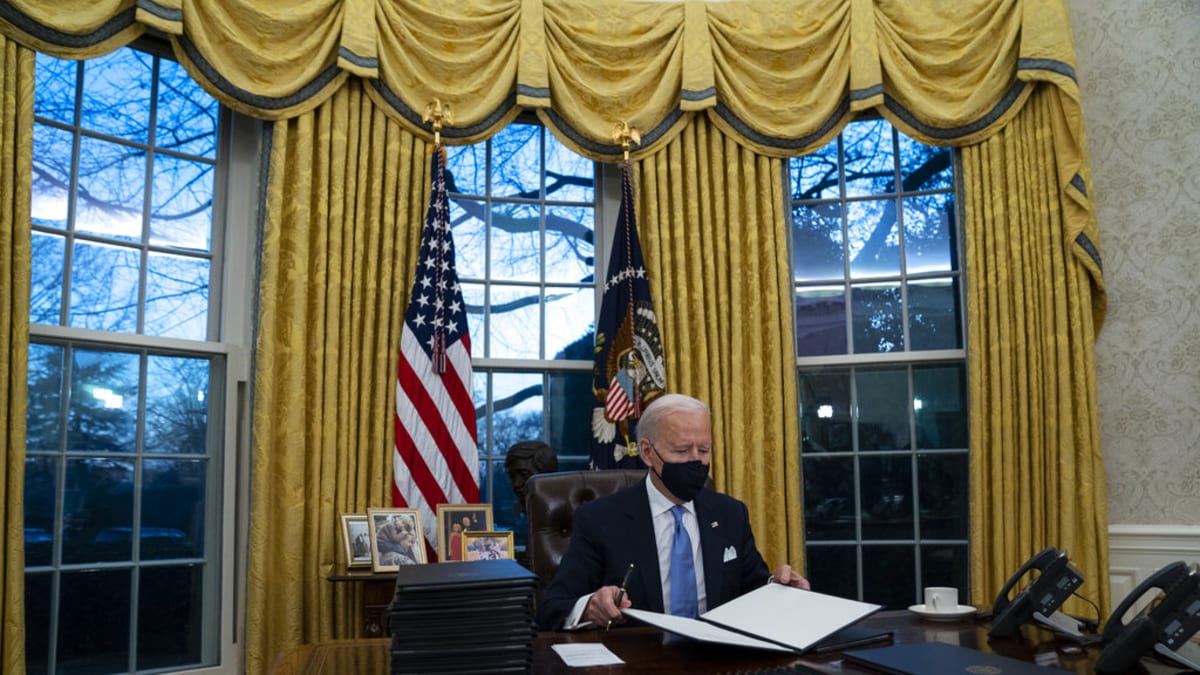 Joe Biden v Bílém domě podepisuje některé z nových nařízení.