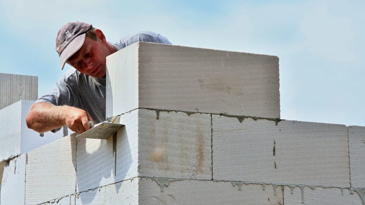 Ukrajinci v Česku pracují například na stavbách. (Ilustrační foto) 