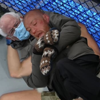 Bernie Sanders v palčácích přepral ikonu MMA Conora McGregora. I takto se žertovalo na adresu fenomenálního Ira po porážce s Dustinem Poirierem.