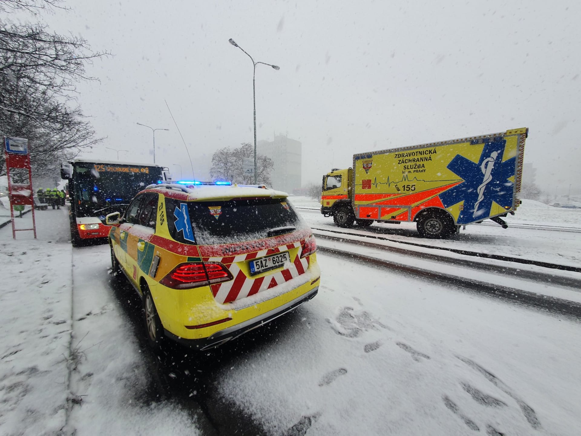 Při nehodě dvou autobusů na pražském Chodově se zranilo 6 lidí (zdroj: ZZS HMP)