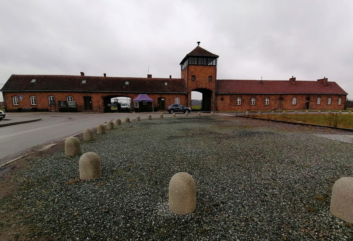 Koncentrační tábor Osvětim-Březinka, 25. ledna 2021. Vstupní brána, toho času pro turisty uzavřená