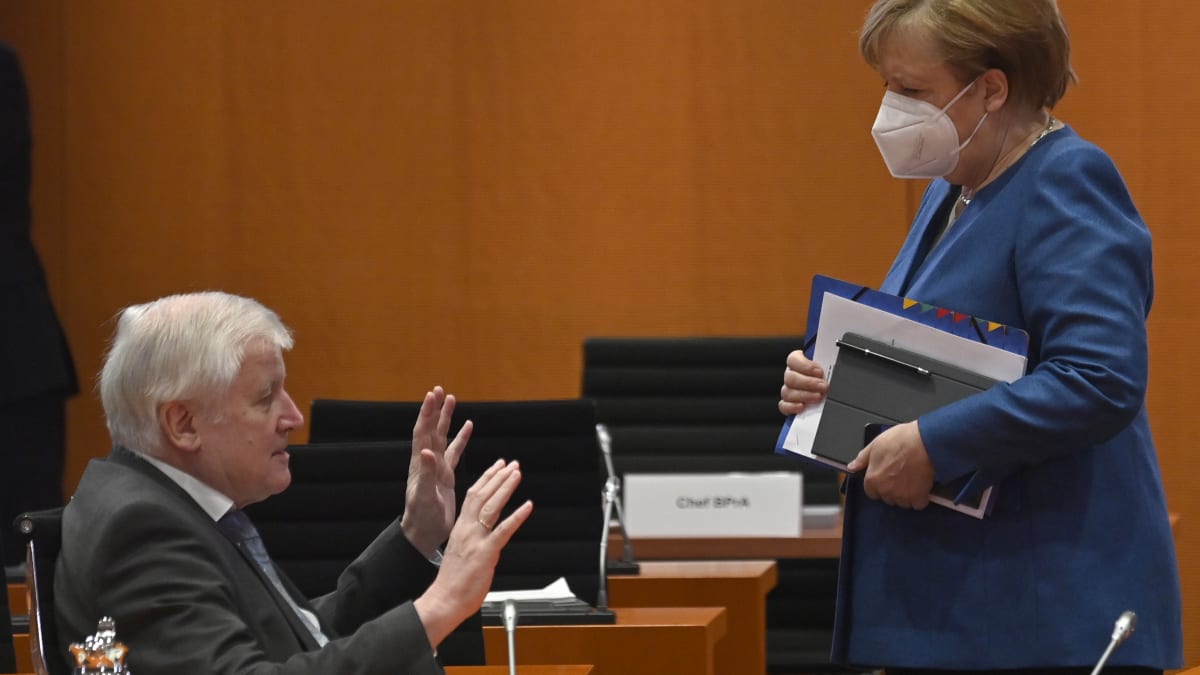 Německa kancléřka Angela Merkelová a ministr vnitra Horst Seehofer (vlevo)