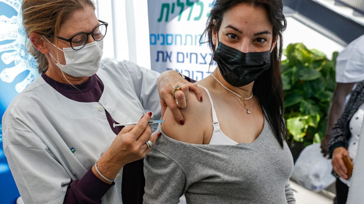 V Izraeli je očkování v plném proudu.