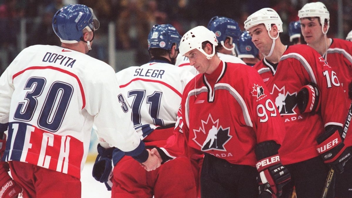 Zklamaný Wayne Gretzky po prohraném semifinále na olympijských hrách v Naganu s Českou republikou