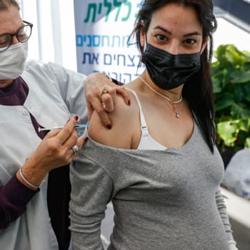 V Izraeli je očkování v plném proudu.