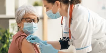 Očkování pro starší 70 let odstartuje 1. března. Je nutné použít rezervační systém