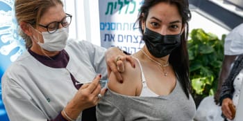 Jihoafrická mutace může napadnout i plně očkovaného člověka, varují izraelští vědci