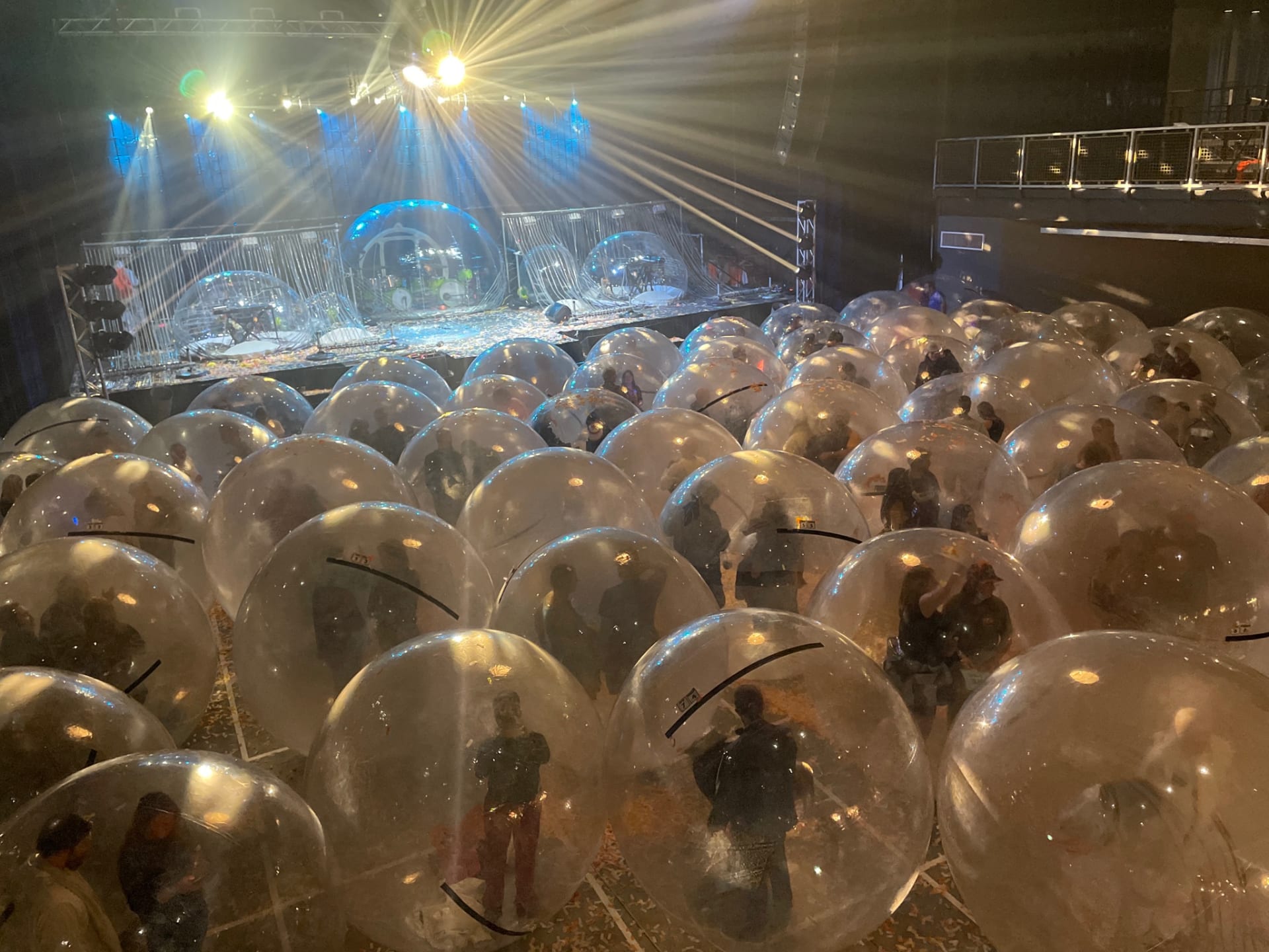 Koncert kapely Flaming Lips s fanoušky i hudebníky v nafukovacích plastových bublinách