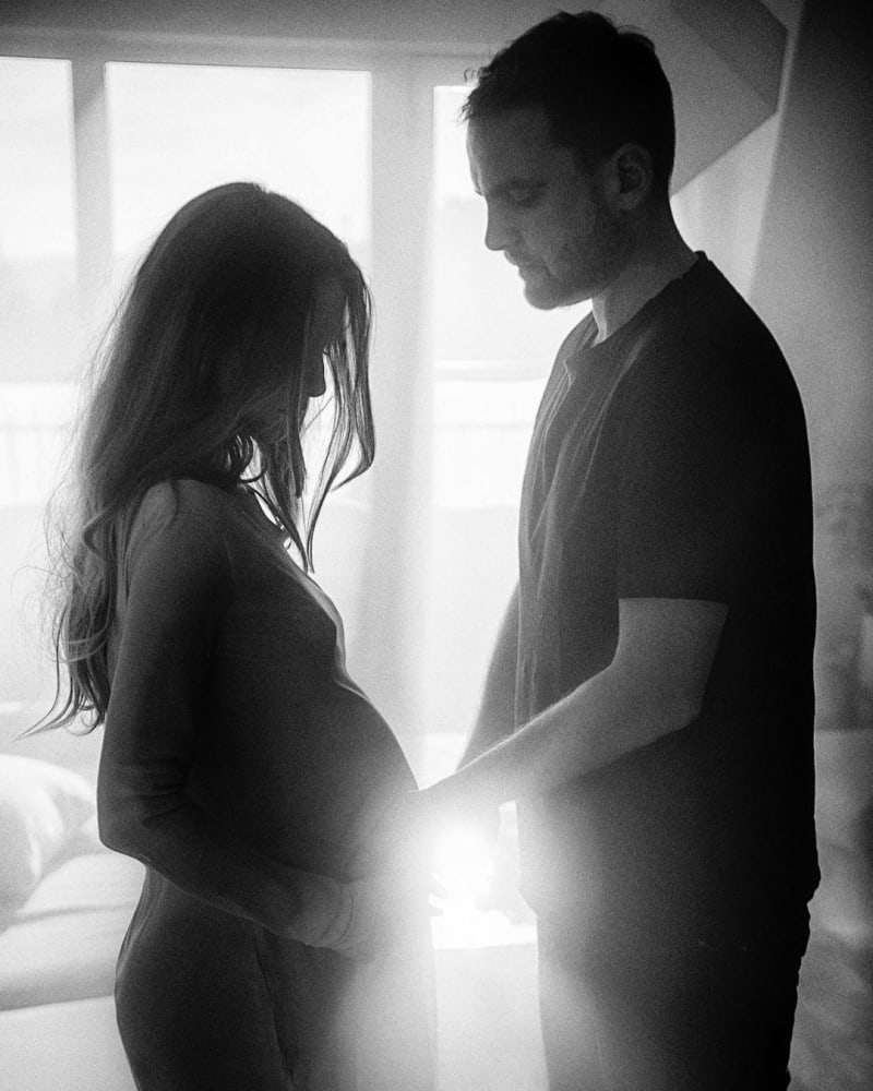  Libor Bouček s manželkou Gabrielou se na Instagramu pochlubili profesionálními fotografiemi, které zachycují šťastné období při čekání na jejich prvního potomka. 