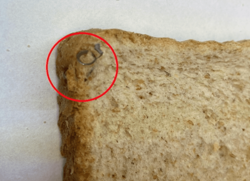 Toustový chléb z Polska obsahuje kovové střepy.