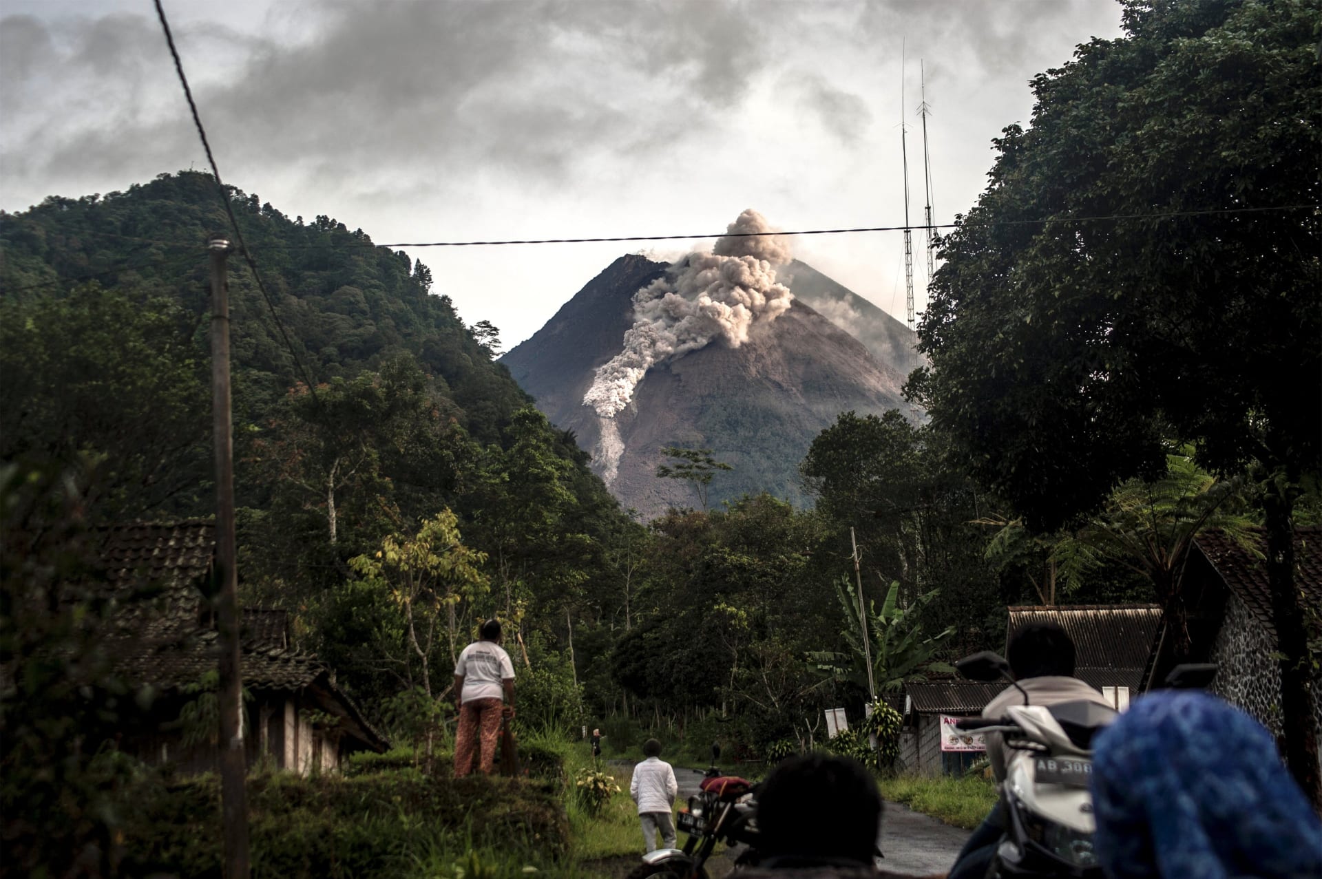 Merapi se zvedá do výšky 2 968 metrů.