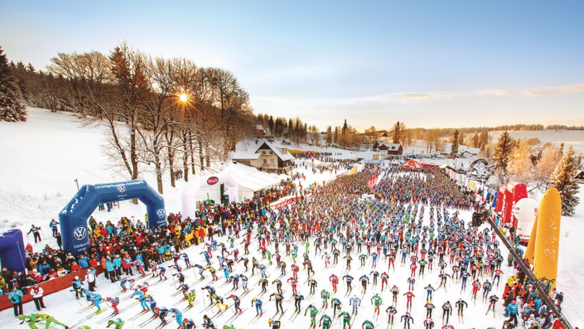 Organizátoři Jizerské padesátky ve čtvrtek oznámili, že se slavného závodu zúčastní letos pouze profesionální lyžaři.