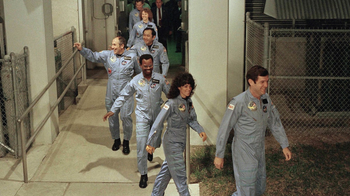 Posádka letu STS 51-L i přes některé problémy do kosmické lodi nastoupila.