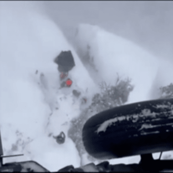 Po dvou dnech se posádce vrtulníku společně s národní gardou arizonské armády podařilo zachránit tři horolezce, kteří v neděli uvízli ve sněhem pokrytém kaňonu Haribo v Arizoně.
