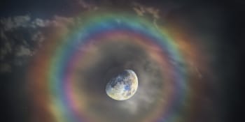 Měsíční koróna v celé své kráse. Italský fotograf zaznamenal vzácný přírodní jev