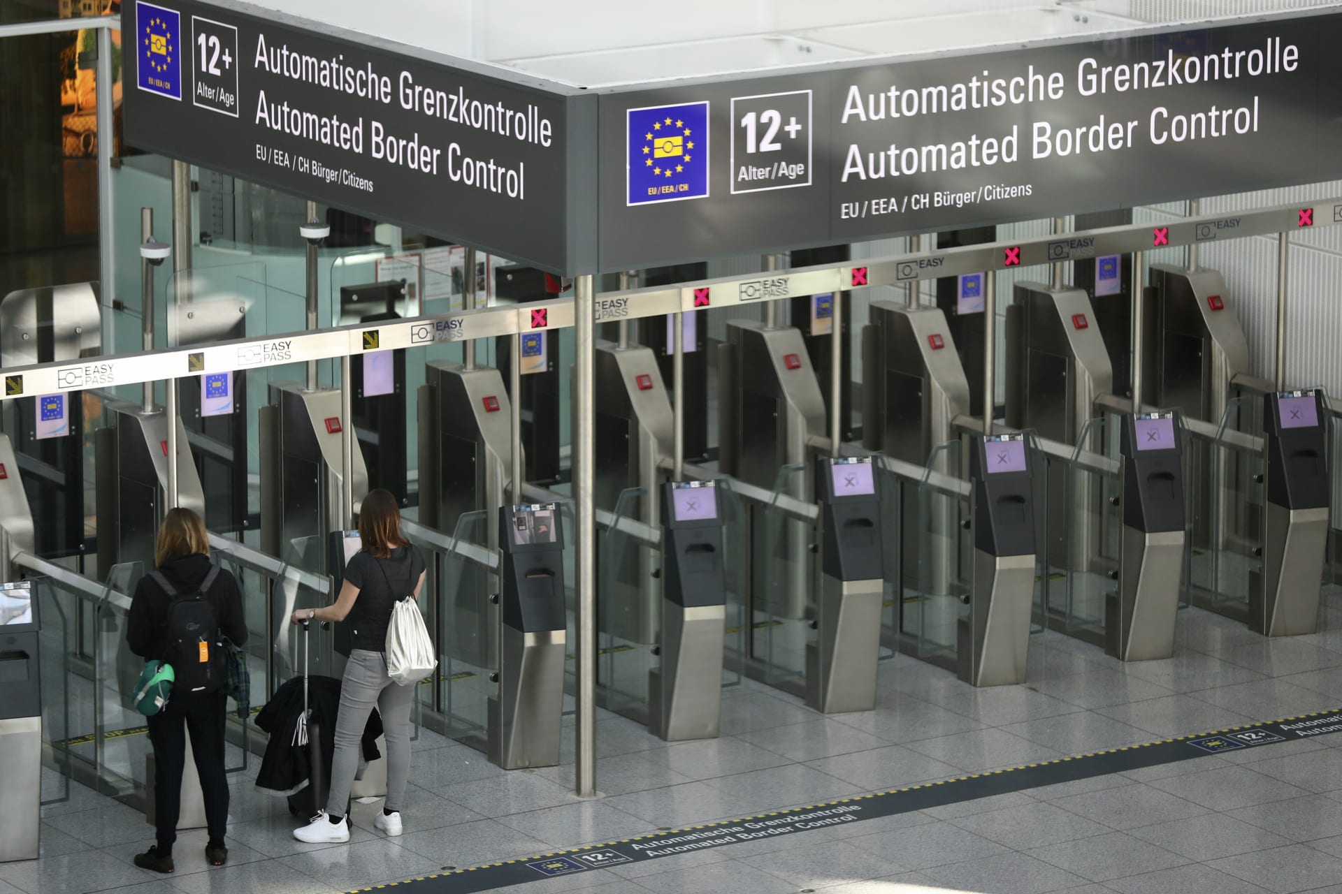 Téměř prázdná hala letiště v německém Mnichově (ilustrační snímek)