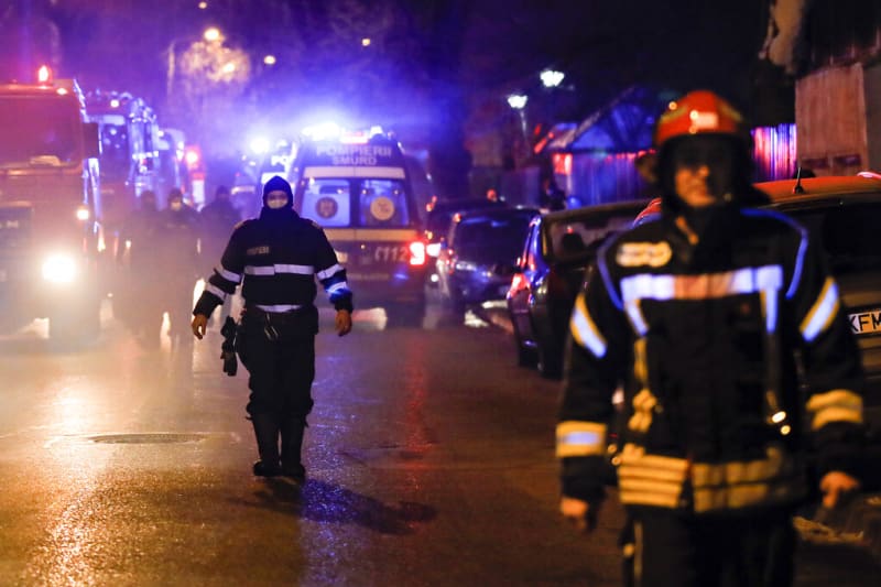 Hasiči během zásahu proti požáru rumunské nemocnice