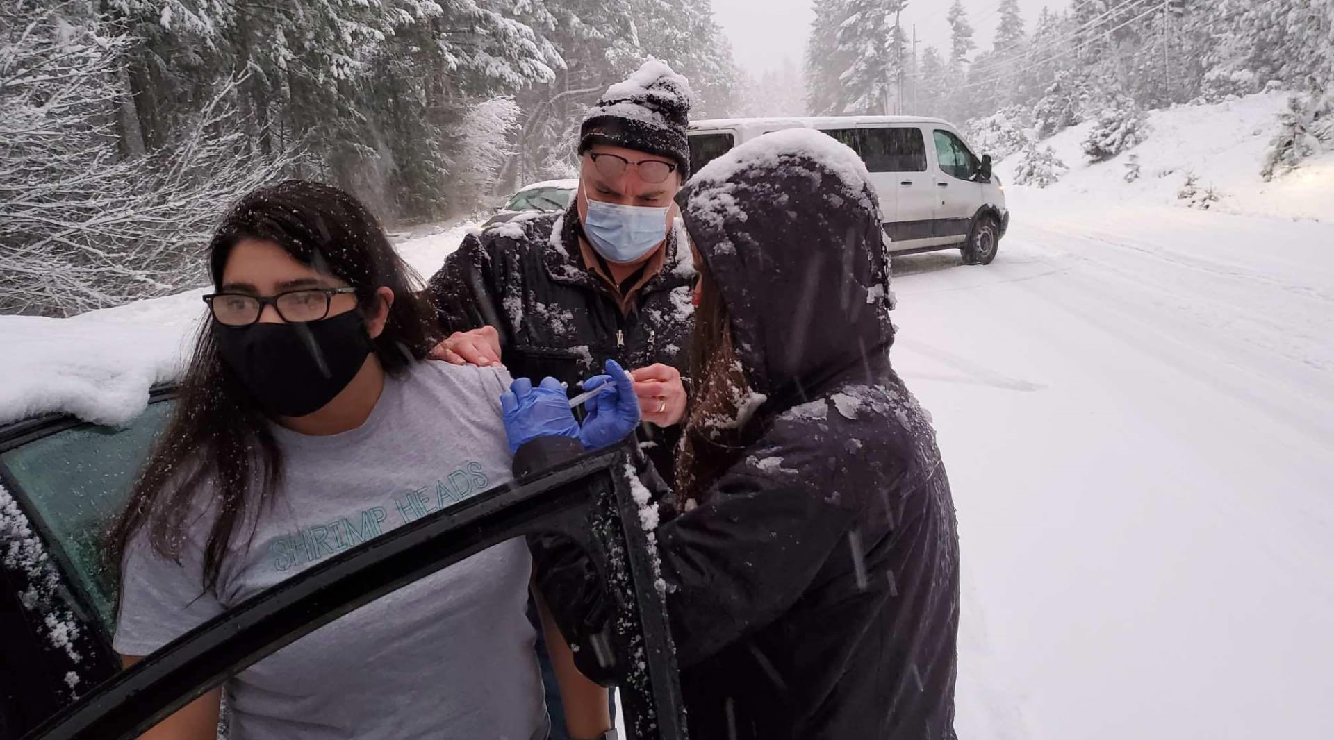 Zdravotníci z amerického Oregonu zapadli ve sněhové vánici i s několika nevypotřebovanými dávkami vakcíny. Rozhodli se je tudíž dát dalším uvízlým řidičům.