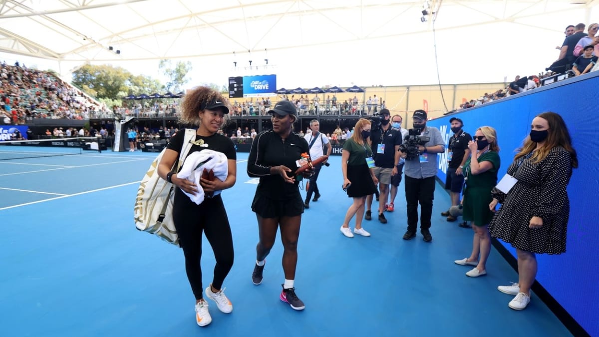 Naomi Ósakaová (vlevo) a Serena Williamsová si podobně jako další hvězdy tenisu mohly v pátek užít zápas před plným stadionem v Adelaide.