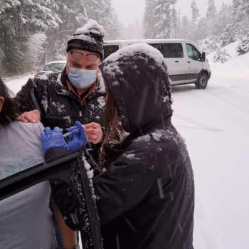 Zdravotníci z amerického Oregonu zapadli ve sněhové vánici i s několika nevypotřebovanými dávkami vakcíny. Rozhodli se je tudíž dát dalším uvízlým řidičům.