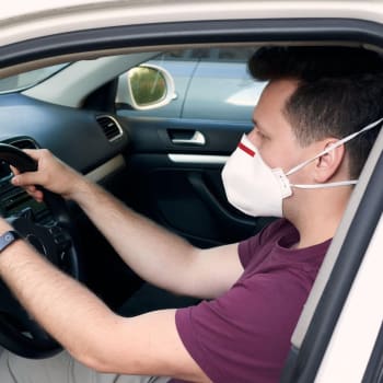 Autoškoly i nadále fungují, ale jak instruktoři, tak žáci musí mít při jízdě v autě nasazené respirátory. (Ilustrační foto)