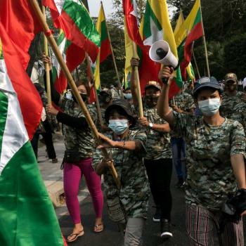 Sympatizanti barmské armády nesou státní vlajky. Momentálně převládá obava, že se v asijském státě chystá státní převrat.