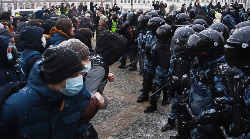 Ruská policie v neděli ve velkém zatýkala demonstranty podporující Alexeje Navalného.