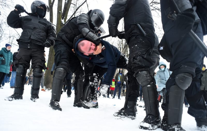 V Rusku se protestovalo proti zatčení Alexeje Navalného. Sami demonstranti pak byli zpacifikováni policií.