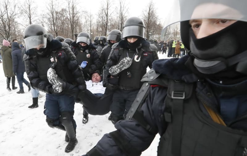 V Rusku se protestovalo proti zatčení Alexeje Navalného. Sami demonstranti pak byli zpacifikováni policií.