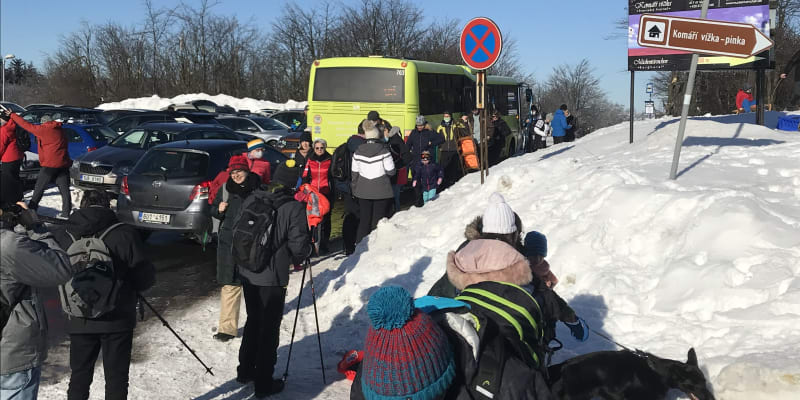 Lidé na Komáří vížku v Krupce vyrazili autobusy a auty.