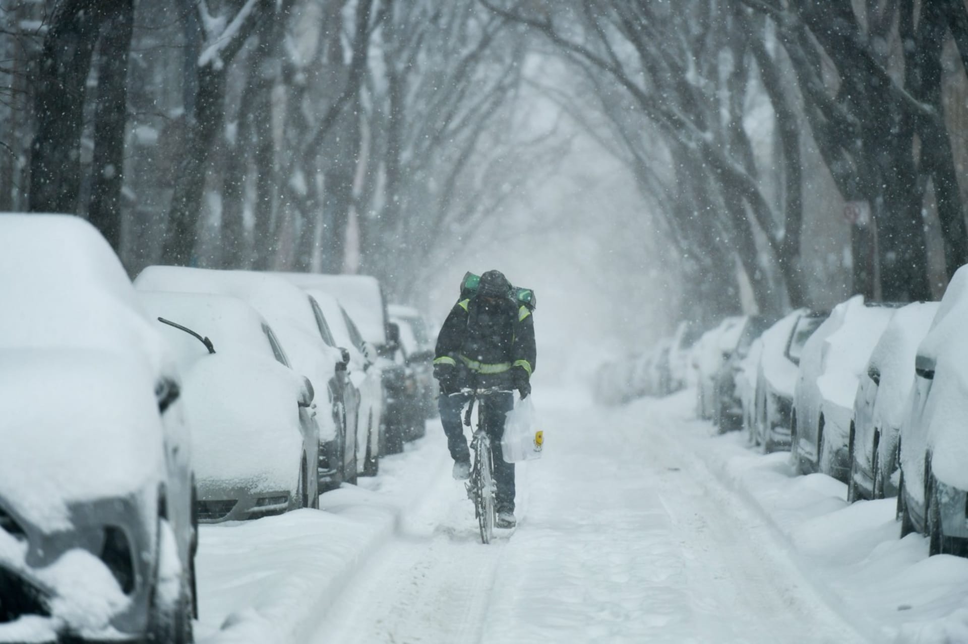 New York zasáhla sněhová bouře, město čeká rekordních 60 cm sněhu
