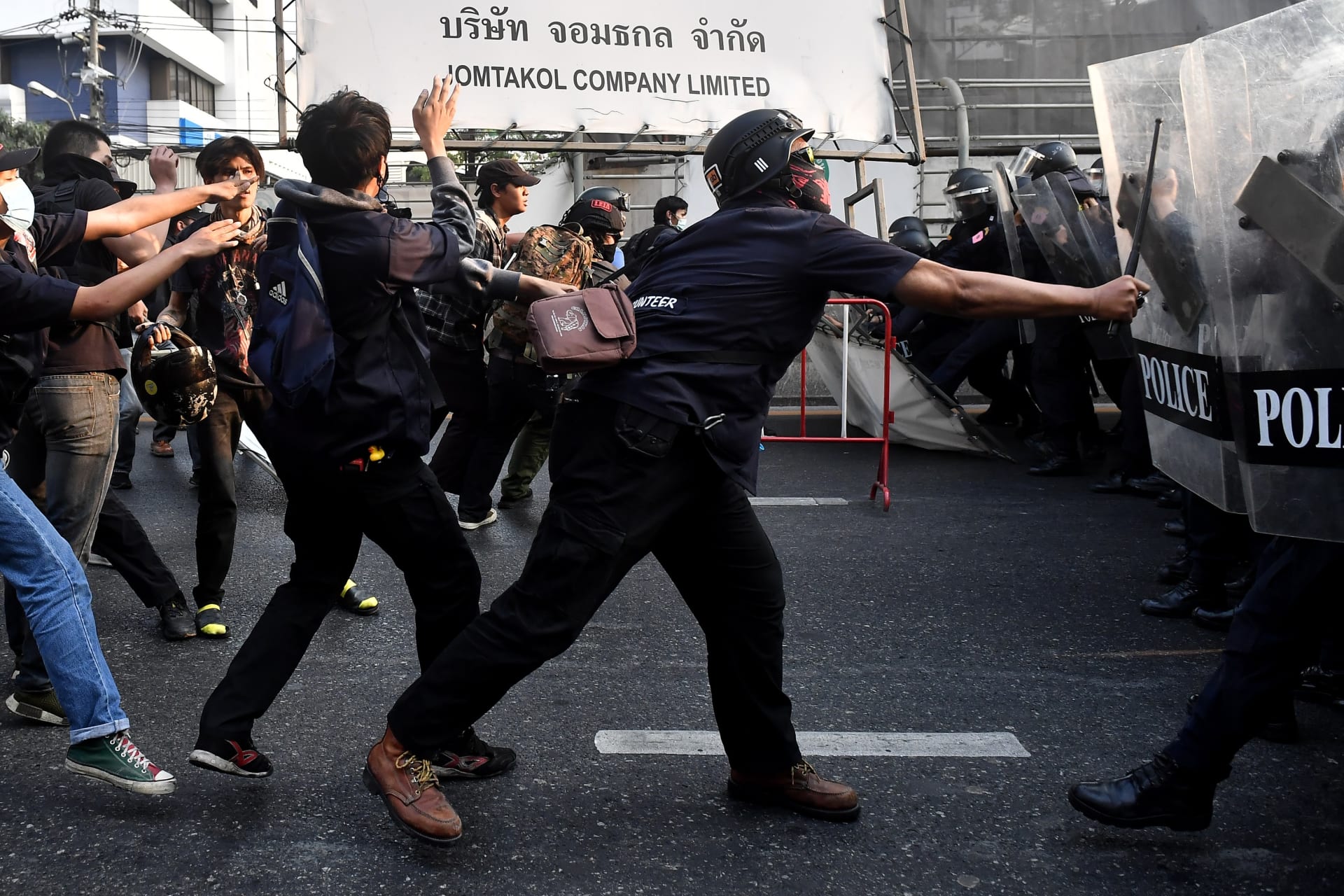 Příznivci Su Ťij v Thajsku se dostali do střetu i s místní policií.
