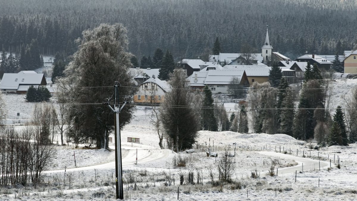 Šumavská Kvilda zapadla sněhem. (Zdroj: Petr Eret/MAFRA/Profimedia)